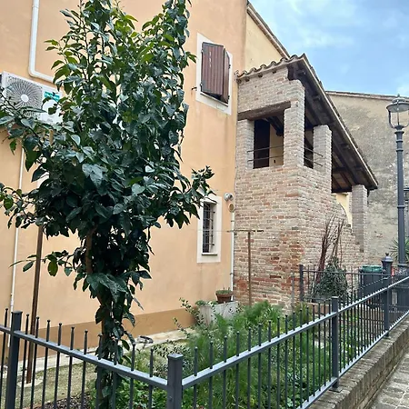 Al Castello Casa de hóspedes 3*